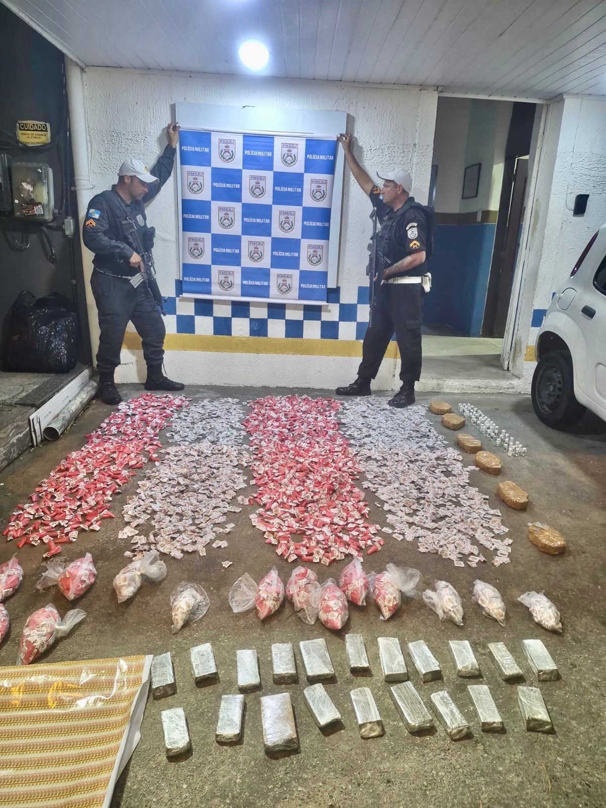 Homem é preso com dez quilos de maconha escondida em estepe de carro em Rio Bonito  