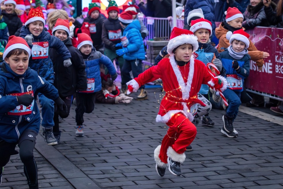 Criança vestida de Papai Noel sai na frente em corrida em Vilnius, na Lituânia, em 6 de dezembro de 2025. — Foto: Mindaugas Kulbis/AP