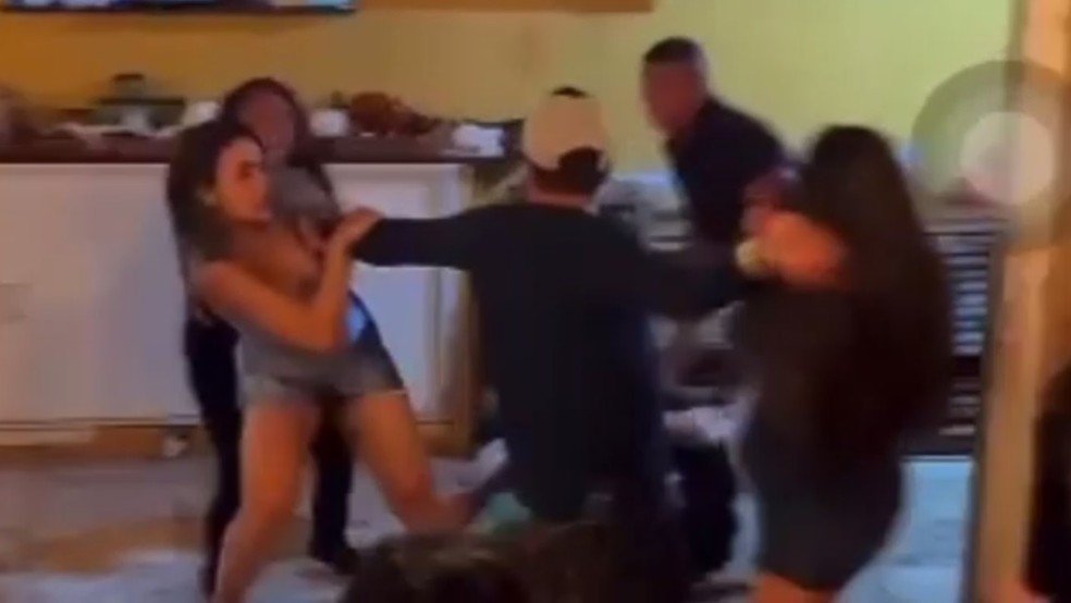 Policial militar dá socos e sufoca companheira em meio a confusão no Ceará — Foto: TV Verdes Mares/Reprodução