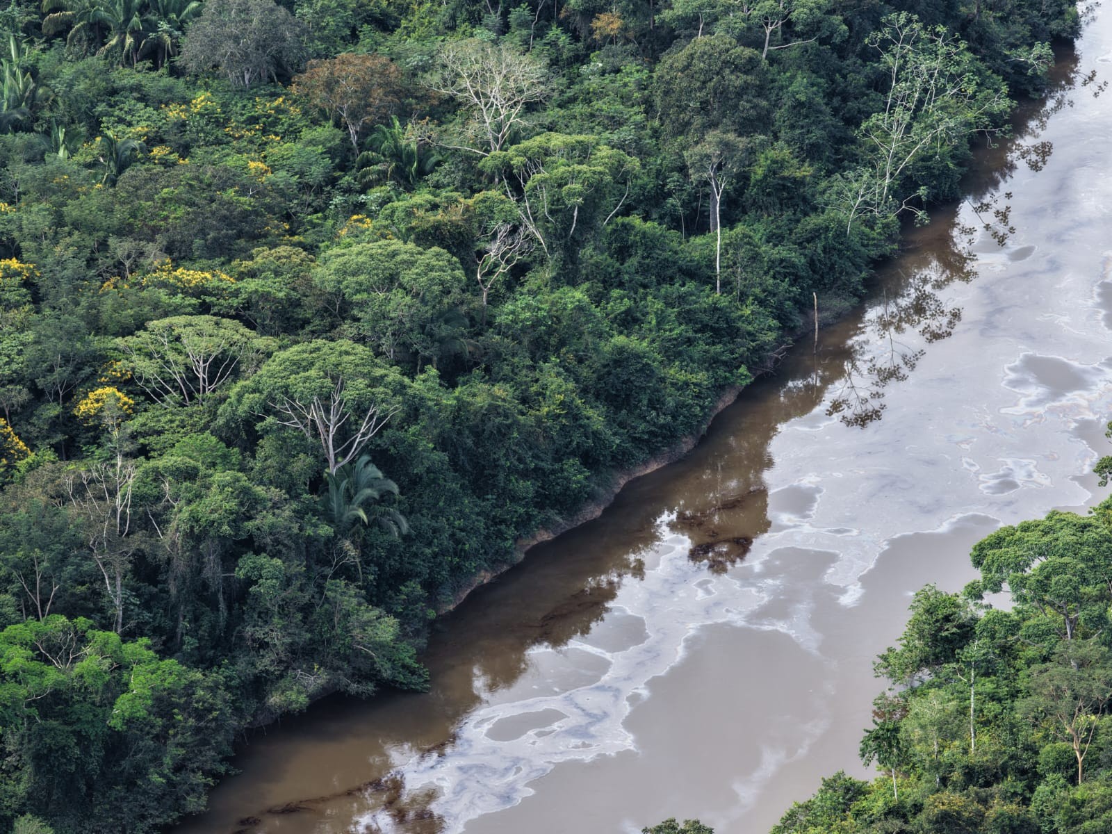 Após carreta com óleo queimado tombar na BR-163, força-tarefa é criada para evitar contaminação do Rio Tapajós
