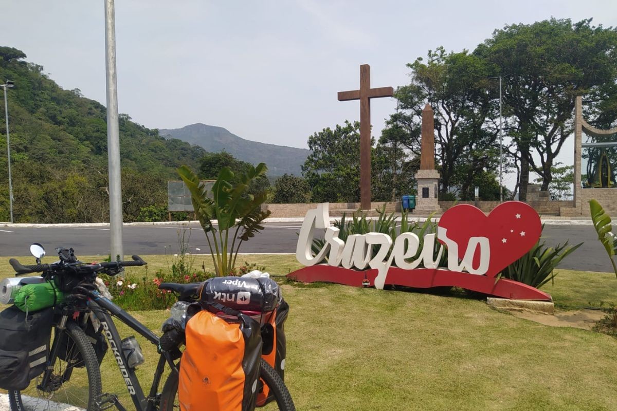 Mulher pede demissão em dois empregos para viajar de bicicleta do litoral de SP à Bahia e realizar sonho: 'não precisa de muito'