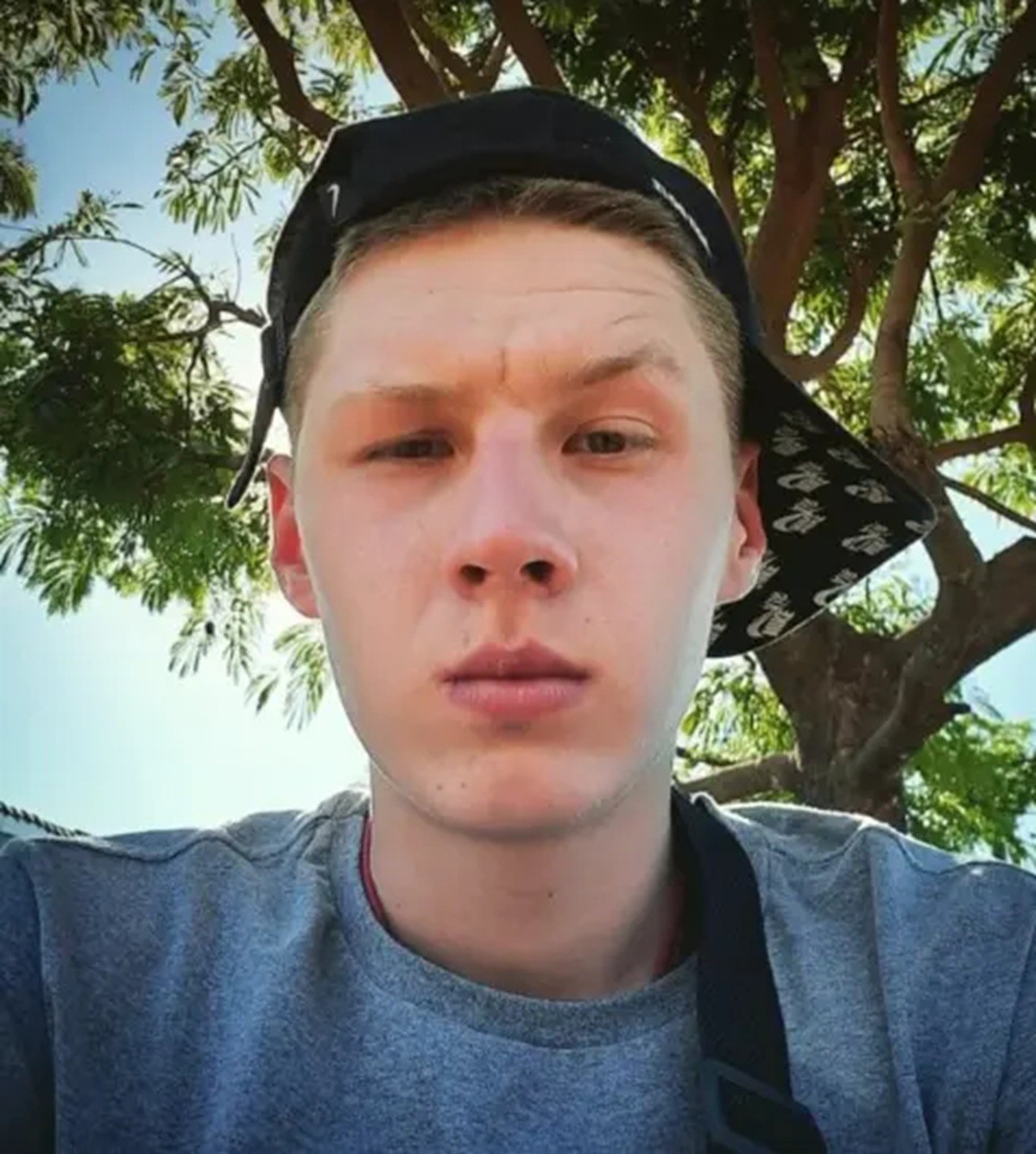 Jovem de 21 anos morre após caminhão bater em árvore no Oeste de SC