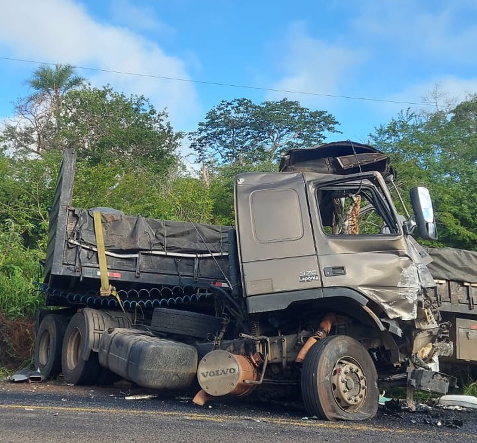 Caminhão ficou com a parte da frente destruída — Foto: Reprodução/Redes Sociais