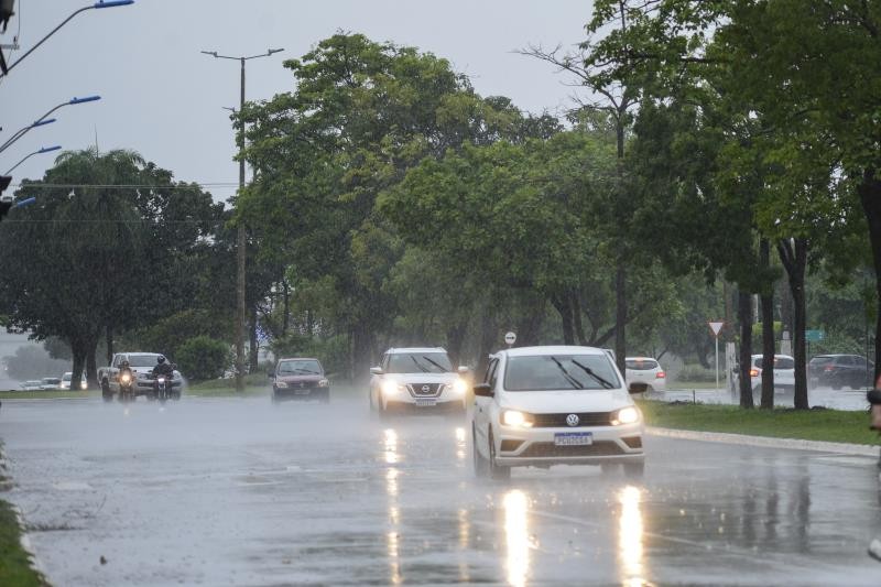 Semana começa com tempo fechado e dois alertas de chuvas intensas; veja a previsão