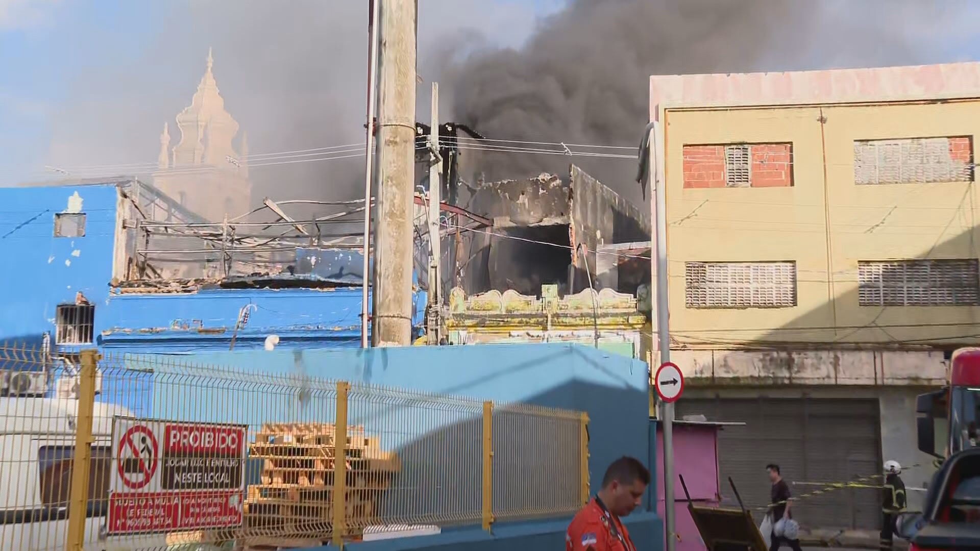 Incêndio atinge cinco lojas no Centro do Recife; 'todo o comércio vai sofrer', diz gerente