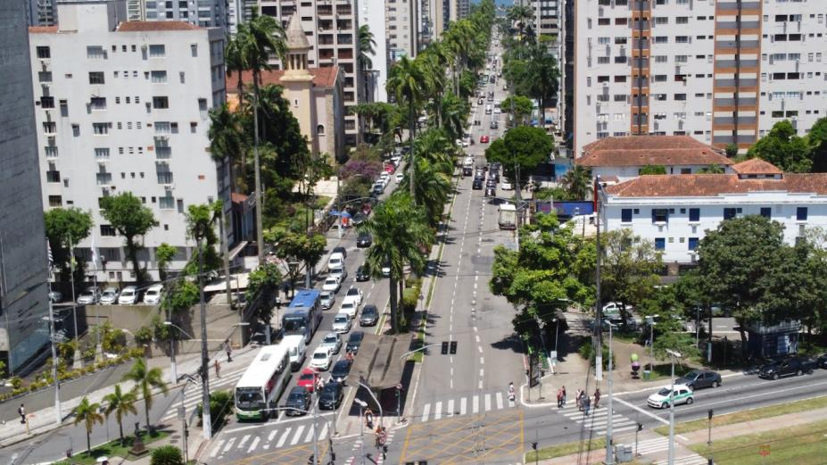 Sabesp realiza obras na Avenida Ana Costa, em Santos, SP