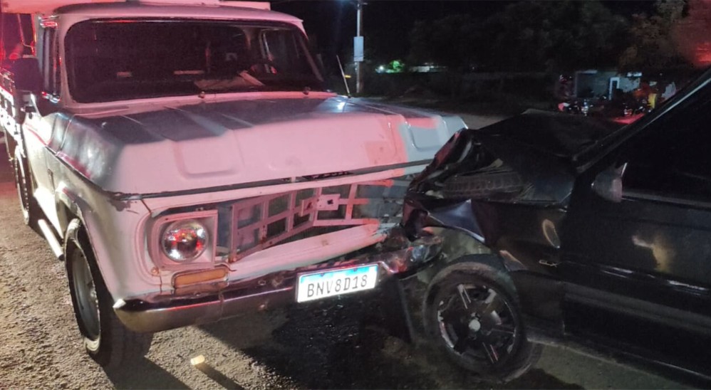 Mulher morre e homem fica ferido em acidente entre carro e caminhonete no Sertão da Paraíba