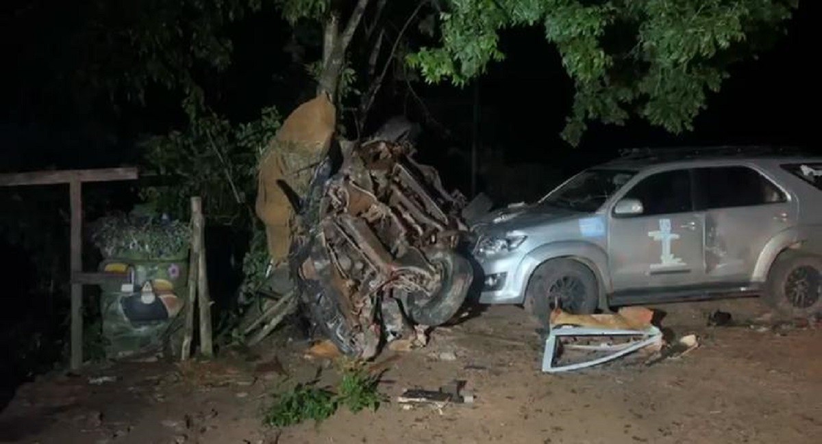 Caminhonete carregada de melancias perde o controle, bate em veículos e mata duas pessoas em serra na TO-030