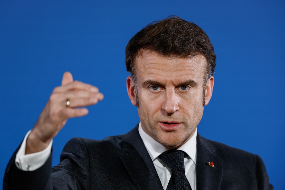 O presidente da França, Emmanuel Macron, fala durante uma coletiva de imprensa após uma cúpula especial de líderes da União Europeia para discutir a guerra na Ucrânia e a defesa europeia, em Bruxelas, na Bélgica. — Foto: REUTERS/Christian Hartmann