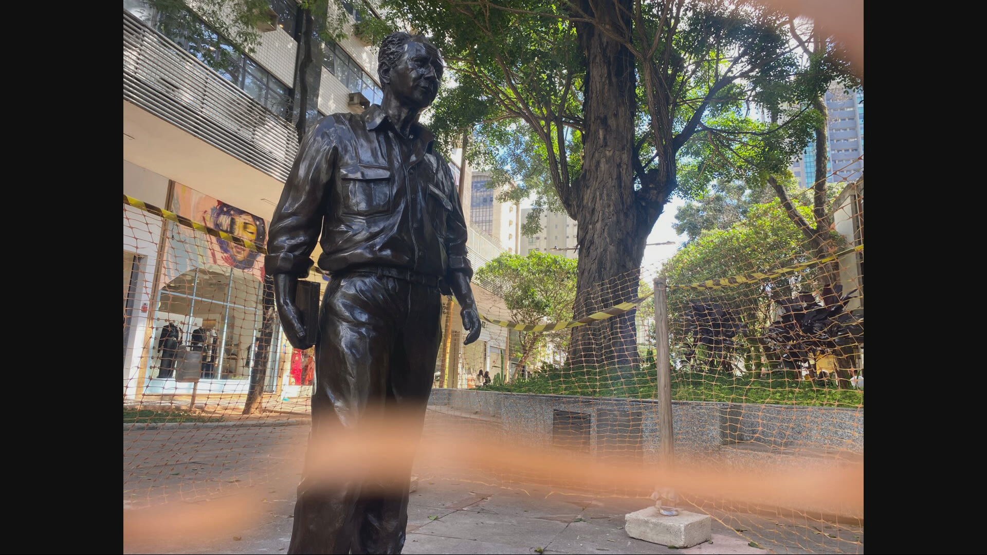 Estátua do escritor Roberto Drummond é restaurada e volta à Praça da Savassi, em BH