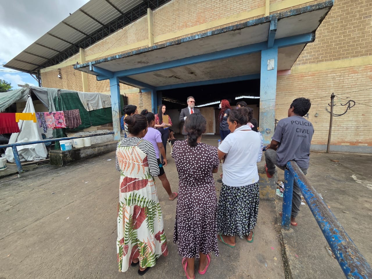 Ministério Público fiscaliza ocupação espontânea onde vivem 400 migrantes indígenas, em Boa Vista