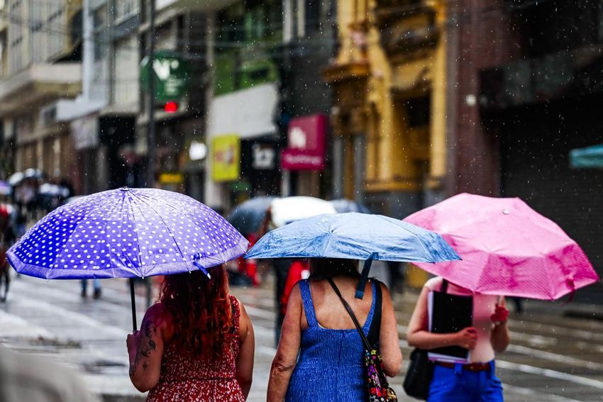 Frente fria traz mudanças no tempo e alerta de chuva para o RS