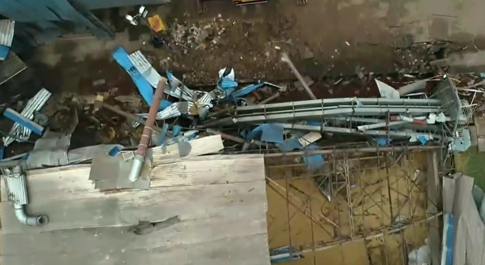 Vítima desaparecida está sob 10 mil toneladas de milho de silo que explodiu, em Palotina, dizem Bombeiros — Foto: Reprodução/ RPC