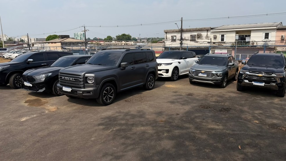 Carros apreendidos durante Operação Dinastia do Lago que mira deputado federal Adail Filho — Foto: Divulgação/PF