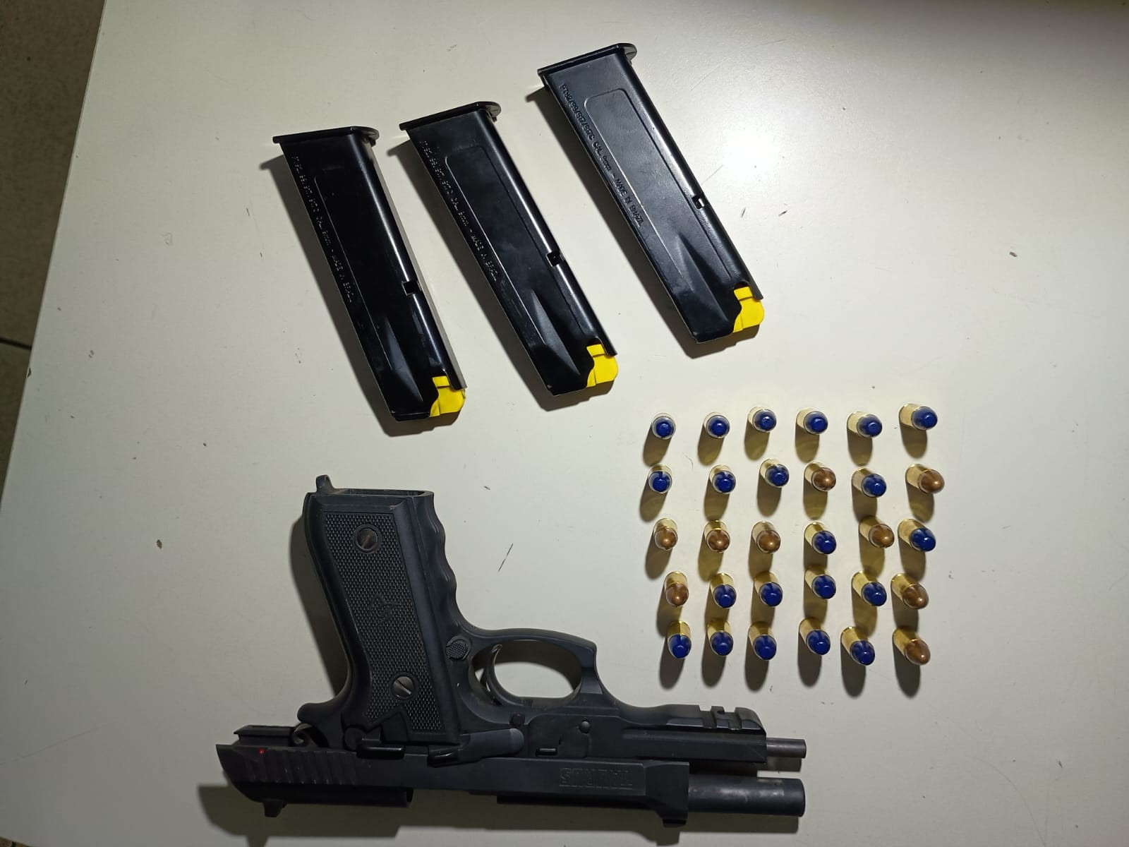 Passageiro de ônibus de turismo que viajava com pistola em maleta é preso durante operação da PM