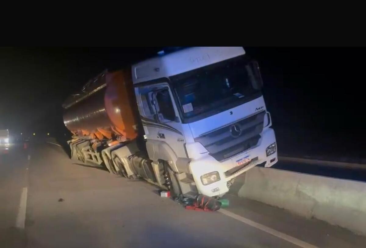 Perseguição termina com carreta de R$ 700 mil 'encavalada' em mureta e motorista preso em Juiz de Fora