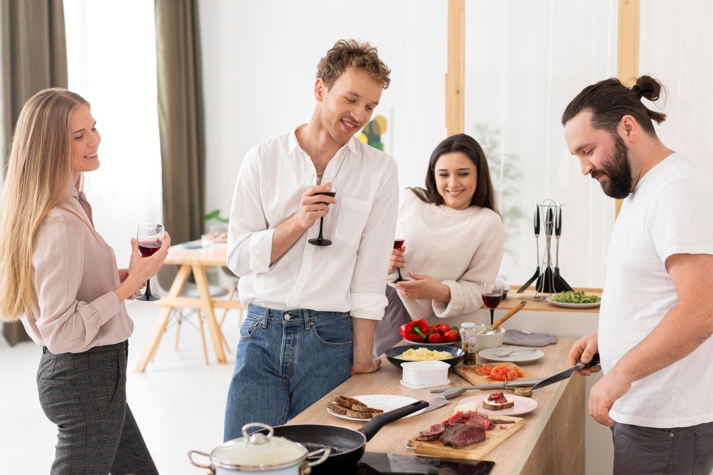 O novo luxo está na mesa de casa: por que cozinhar para receber virou uma experiência