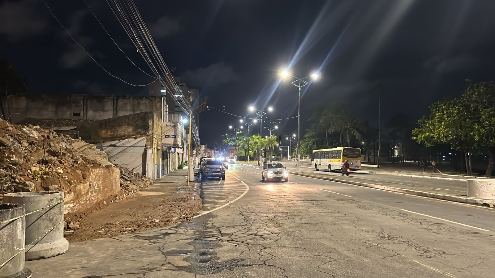 Após demolição do que sobrou do prédio que desabou, trânsito é liberado em Jaraguá, Maceió