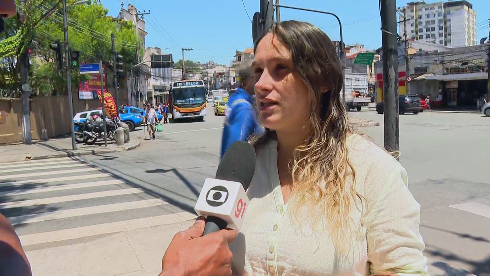 Maria José Alves no local onde o filho foi encontrado — Foto: Reprodução/TV Globo