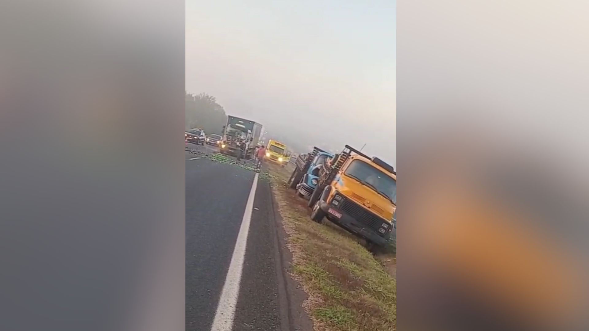 Acidente entre três caminhões deixa o trânsito lento na BR-050 em Uberlândia