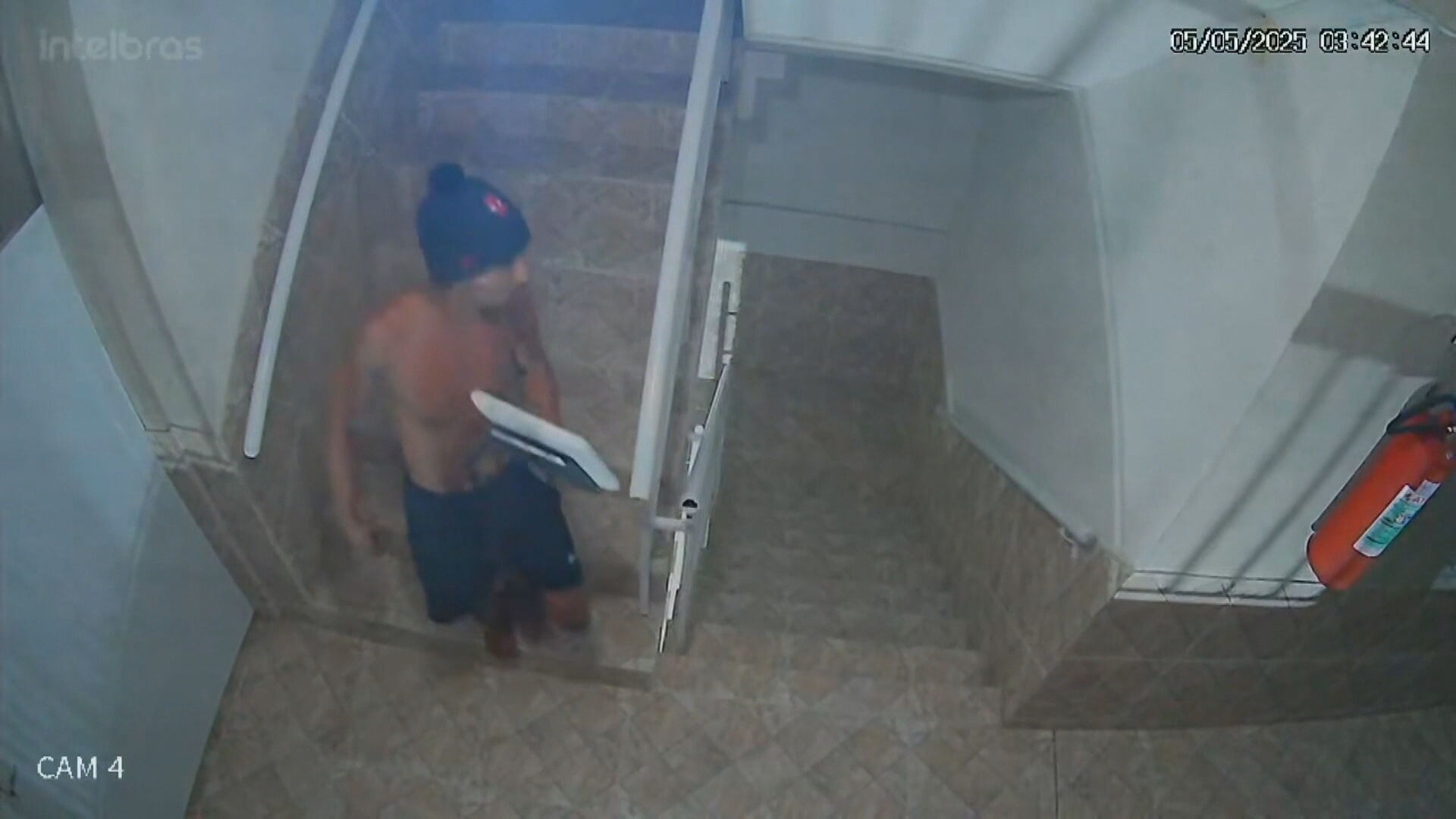 Polícia procura homem que já invadiu mais de 50 casas no Rio durante a madrugada; vídeos