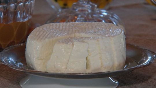 Criadores de búfalas investem na produção artesanal de queijo - Produção de queijos e derivados do leite de búfala têm aquecido o mercado no interior de São Paulo.