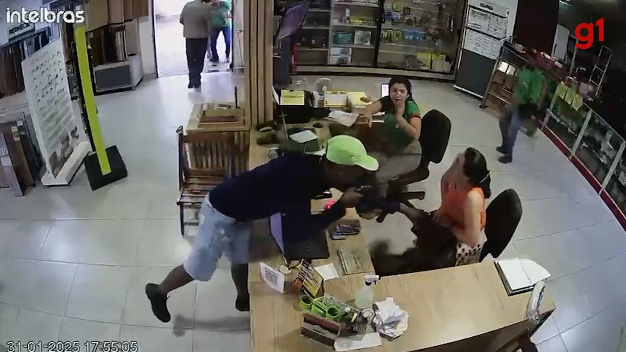 VÍDEO: Homem armado invade madeireira em Bacabal e tenta roubar proprietária da loja