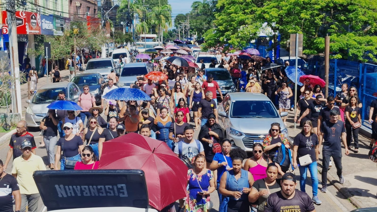 Durante manifestação, servidores da Educação de Rio Branco decidem entrar em greve