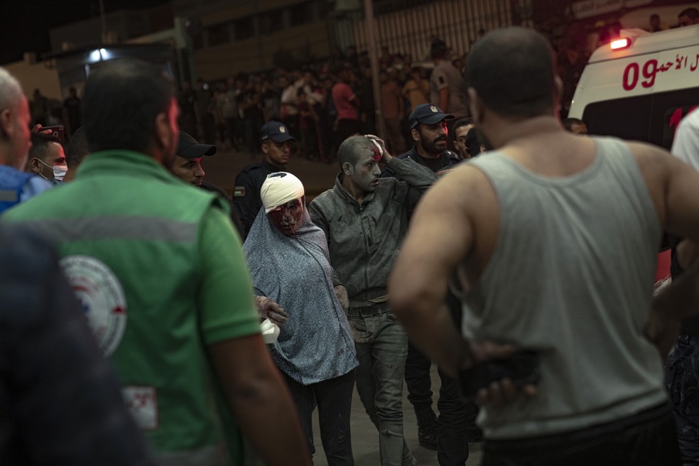 Palestinos feridos no bombardeio israelense na Faixa de Gaza chegam a um hospital em Khan Younis na ter�a-feira � Foto: AP Photo/Fatima Shbair