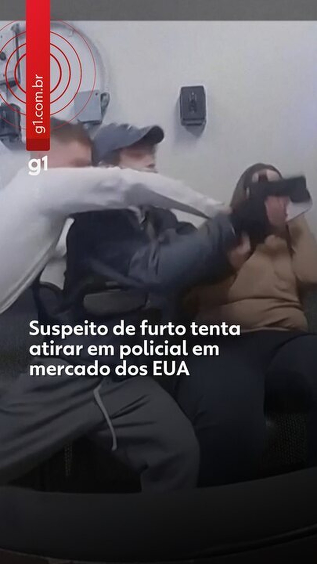 VÍDEO mostra momento em que jovem tenta atirar em policial em mercado dos EUA