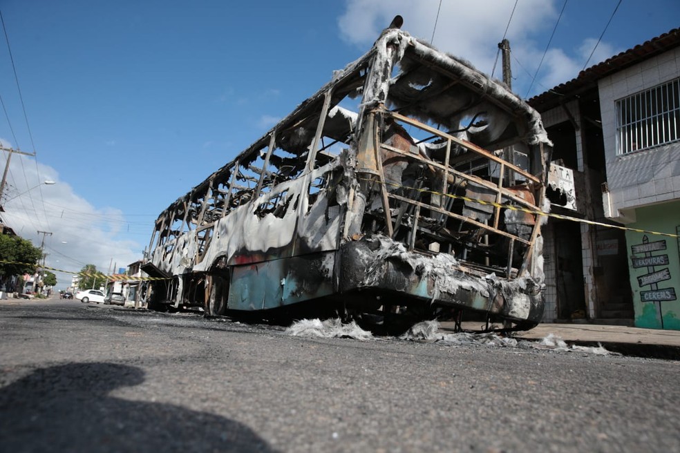 Ônibus incendiado na madrugada desta sexta-feira (4) em Fortaleza — Foto: José Leomar/SVM