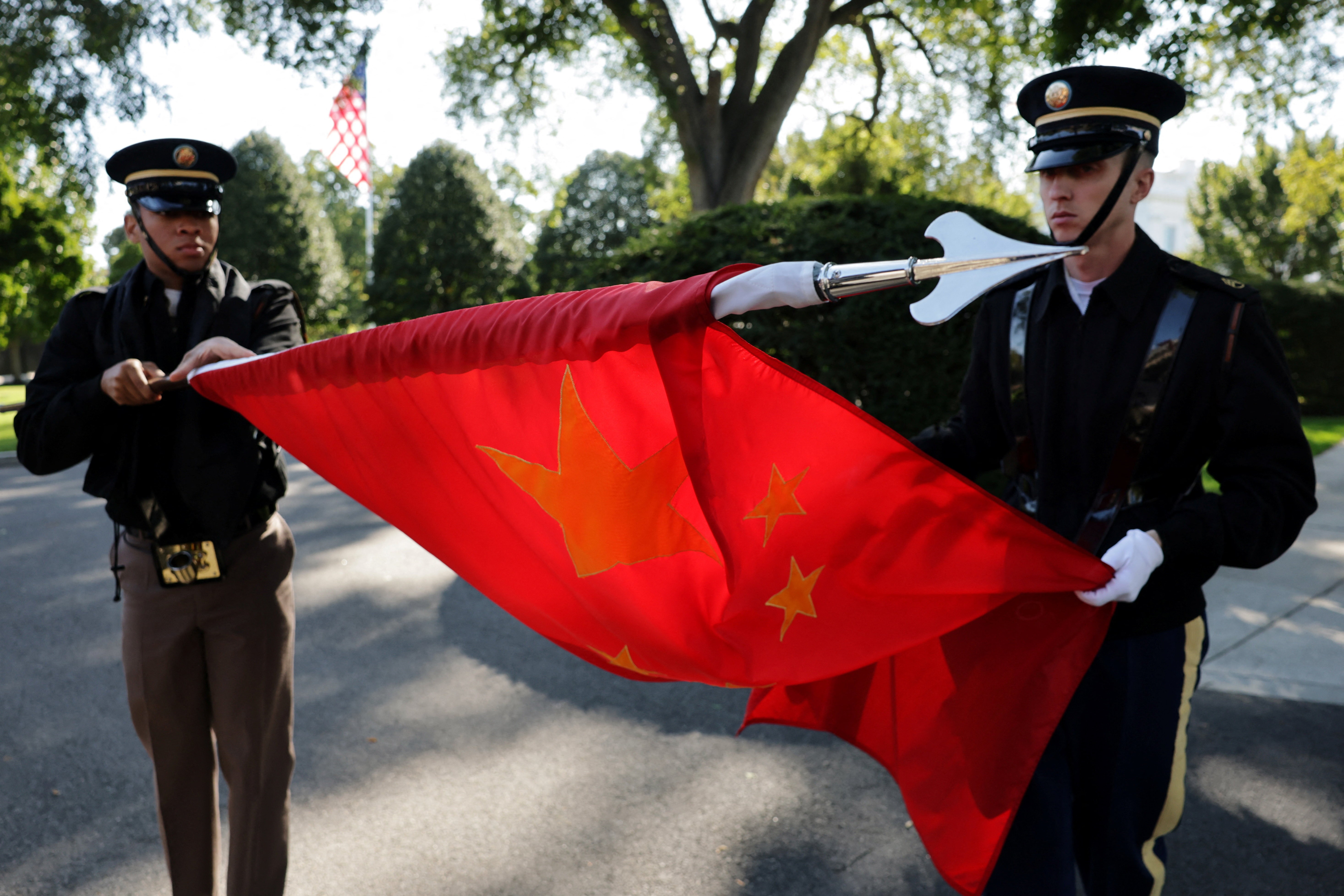 Xi Jinping desembarca nos EUA para cúpula histórica com Trump sobre IA, Taiwan e comércio