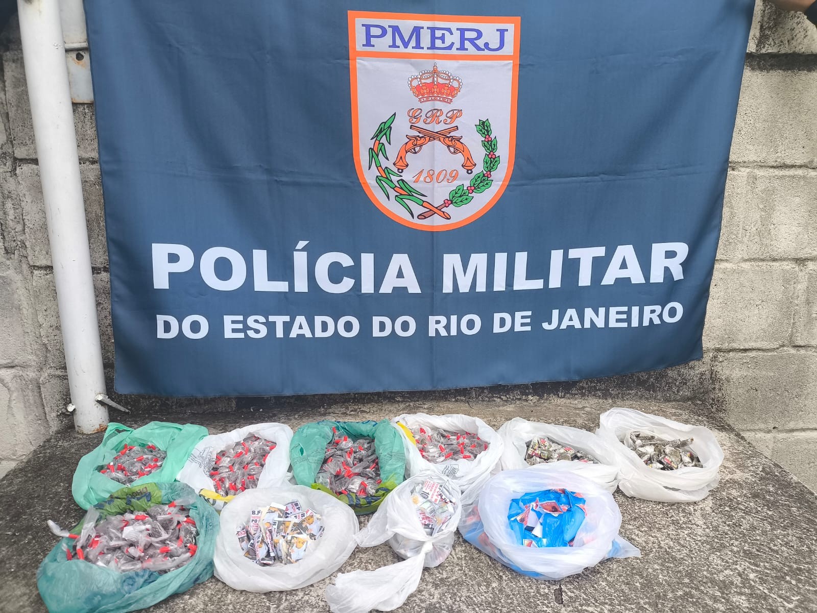 Cerca de 2 kg de maconha são apreendidos em Barra do Piraí