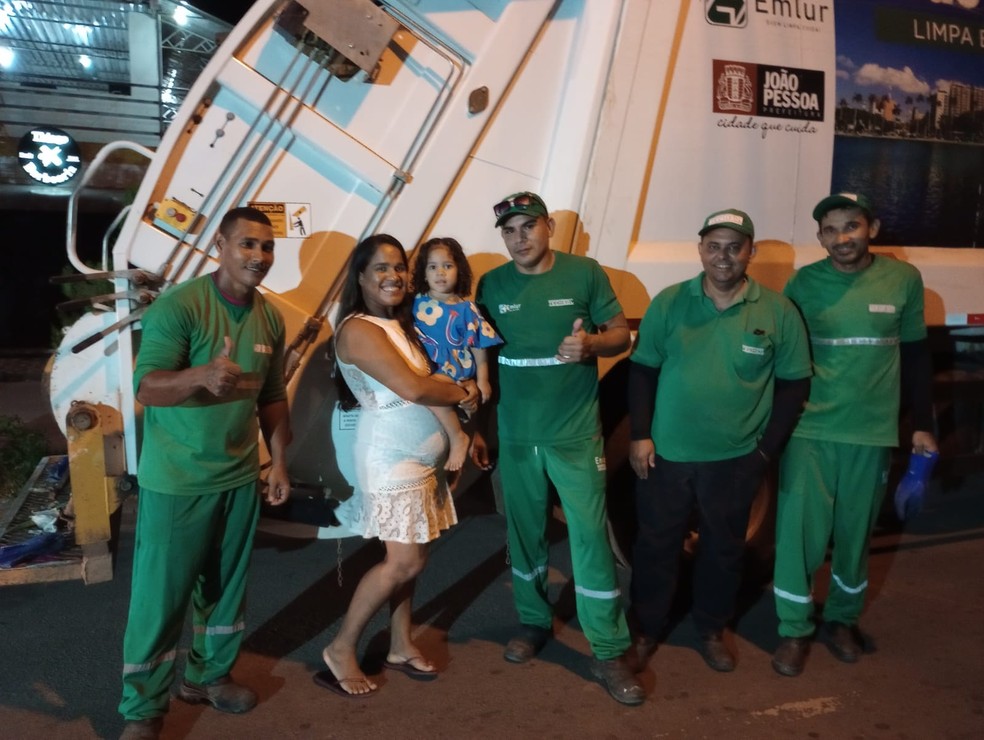 Garota de 3 anos faz homenagem no próprio aniversário com festa para agentes de limpeza — Foto: Arquivo Pessoal