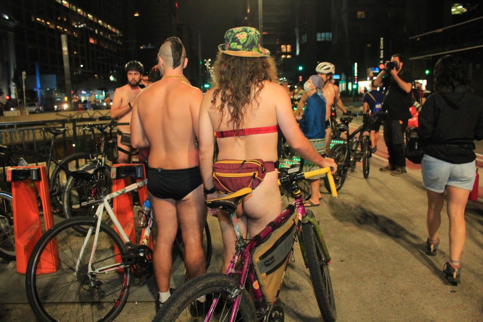 Ciclistas participam da Pedalada Pelada em SP — Foto: LUIZ RODRIGUES/ATO PRESS/ESTADÃO CONTEÚDO