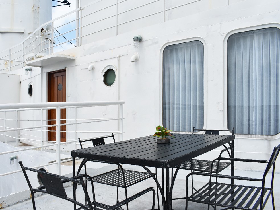 Varanda de um dos quartos do Doulos Phos The Ship Hotel. — Foto: Reprodução/Instagram/@doulosphostheshiphotel