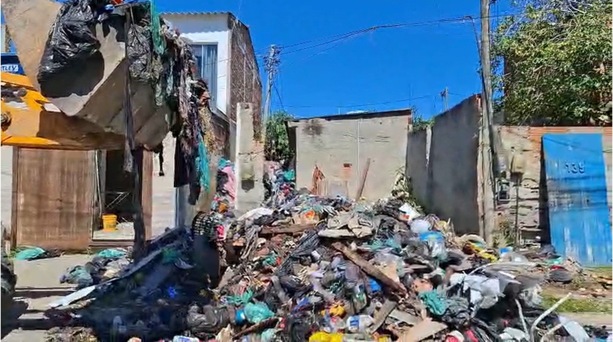 Mais de 1 tonelada de lixo é removida de casa de mulher que acumulava resíduos há 2 anos em Cabo Frio