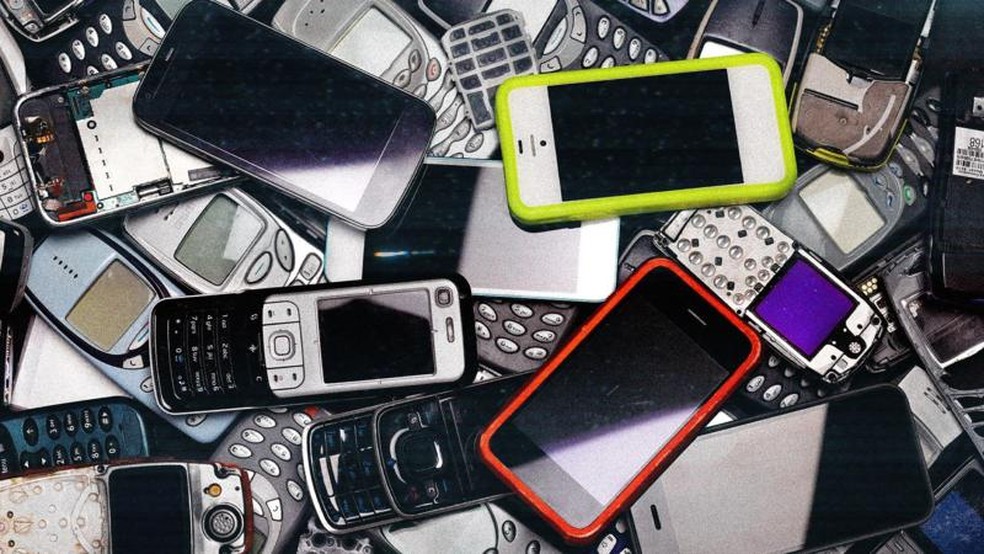 Alguns consumidores estão voltando a usar dispositivos mais antigos e simples — Foto: Getty Images/Via BBC