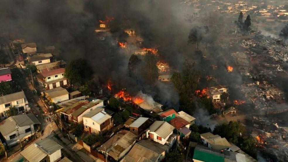 Casas em chamas nas colinas de Viña del Mar, uma das cidades mais afetadas — Foto: JAVIER TORRES / GETTY via BBC