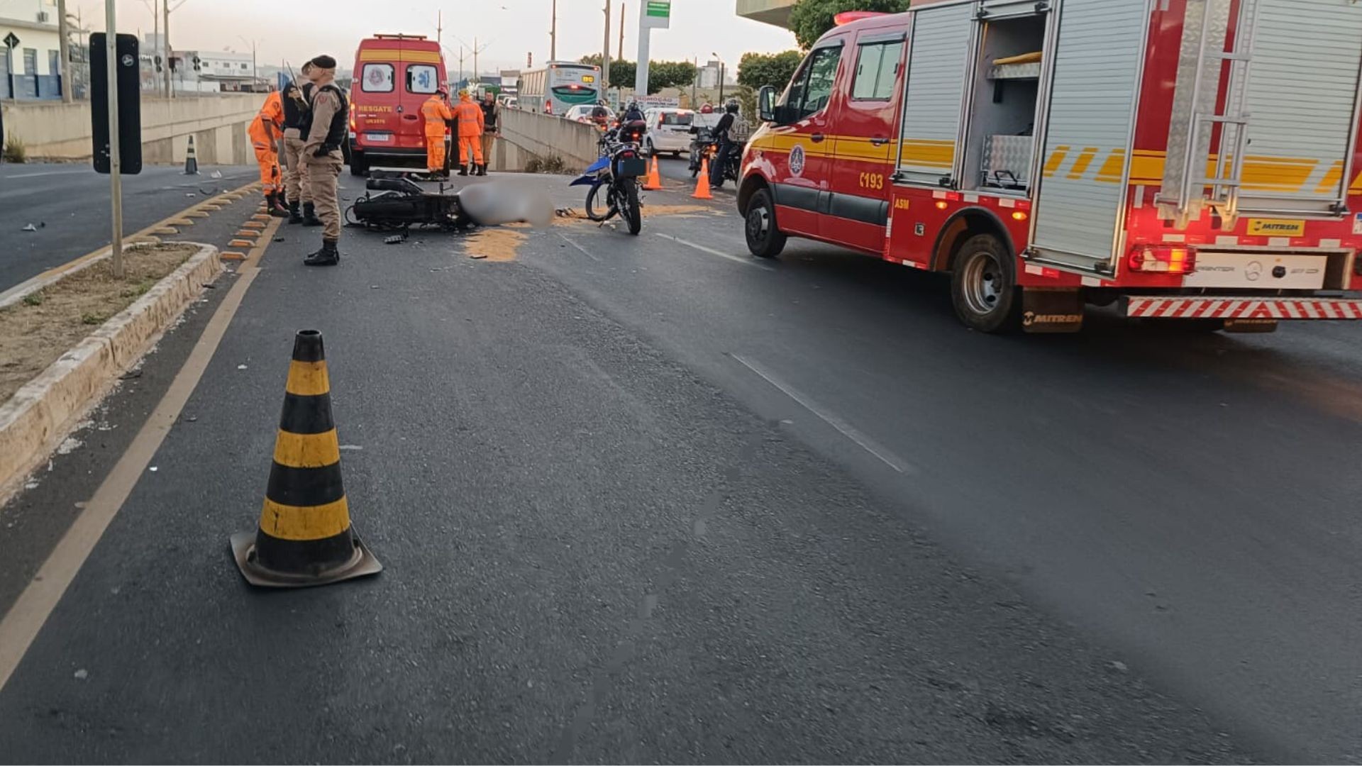 VÍDEO: Mototaxista morre em acidente com moto na contramão na Avenida Getúlio Vargas, em Uberlândia