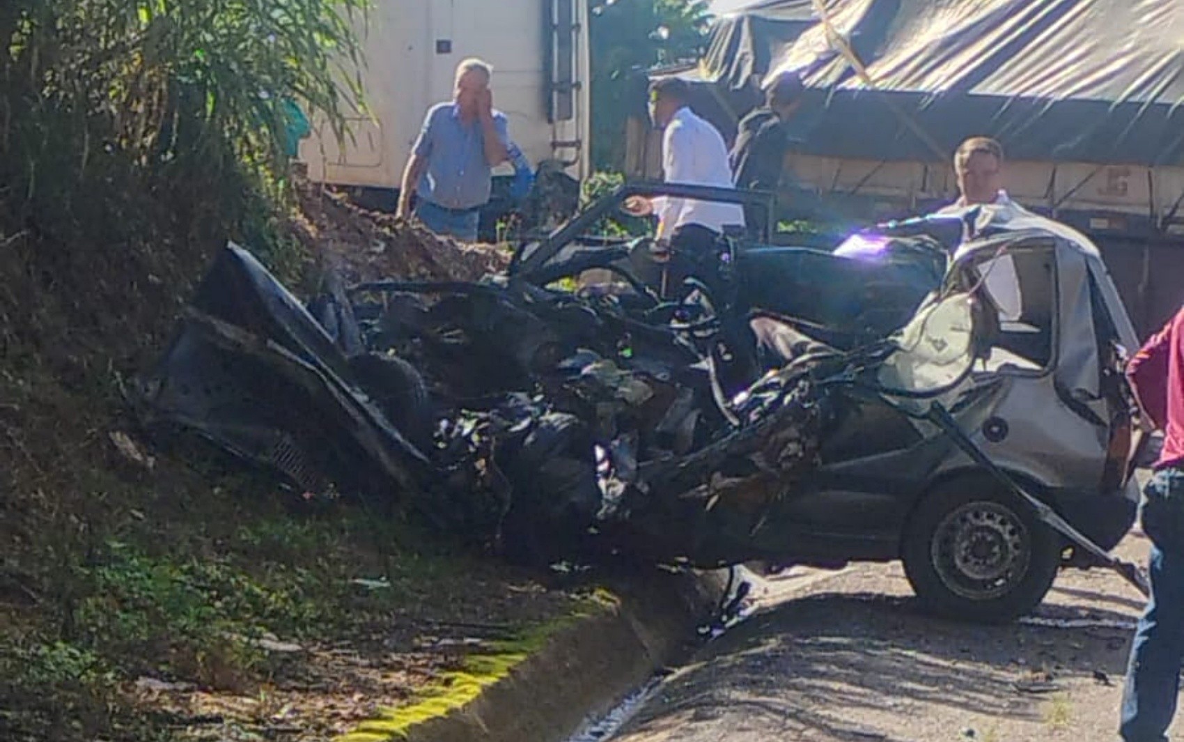 Mulher morre em forte batida entre carro e caminhão na BR-146, em Muzambinho