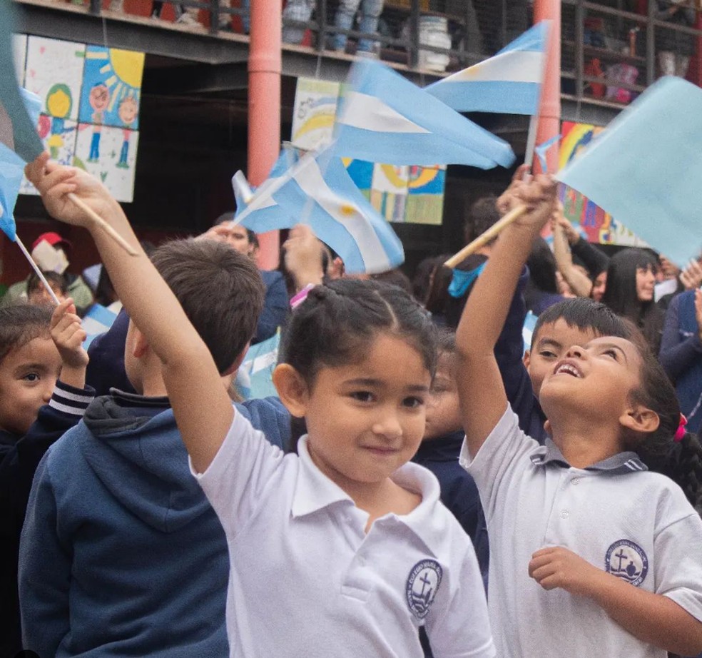 Alunos do Colégio María Guadalupe festejam resultado do prêmio — Foto: Reprodução/Instagram