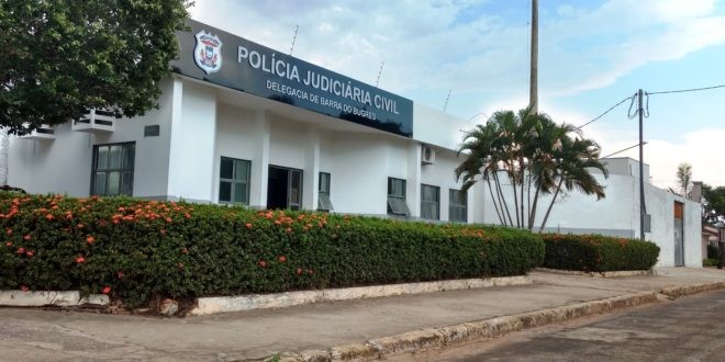 Quatro homens são presos após perseguição policial, sequestro e troca de tiros em município de MT