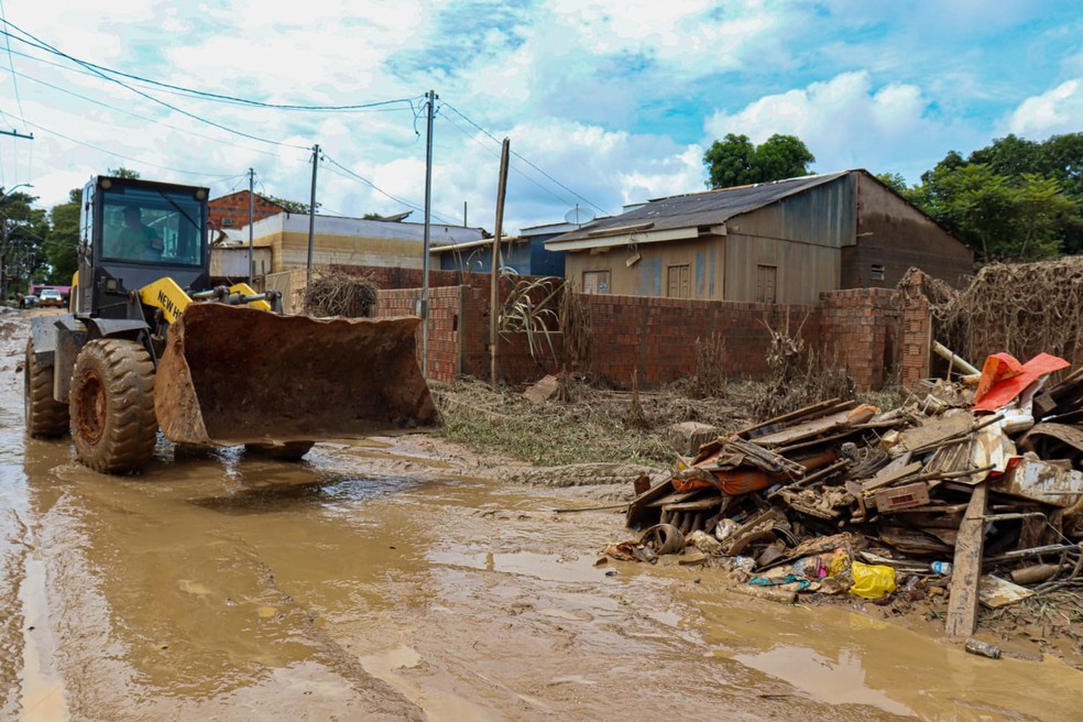 Lama, lixo e entulhos estão sendo retirados das ruas de Brasiléia — Foto: Asscom/Prefeitura de Brasiléia
