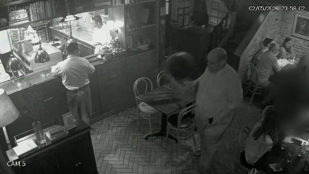 Ed Motta atira cadeira em restaurante do Rio — Foto: Reprodução