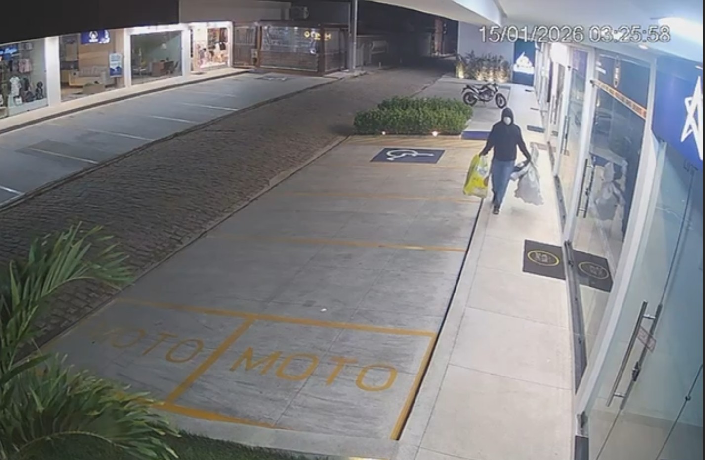 VÍDEO: Dois suspeitos são presos por furto de perfumes em galeria comercial em AL