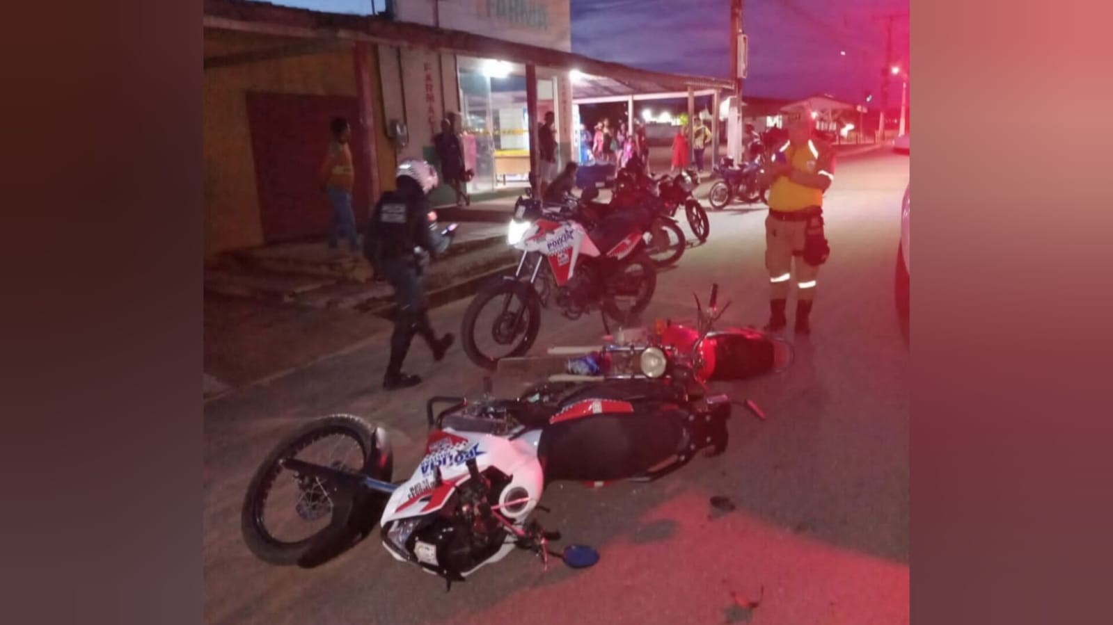 Em alta velocidade, motociclista foge de fiscalização e bate em moto da Polícia Militar em Óbidos