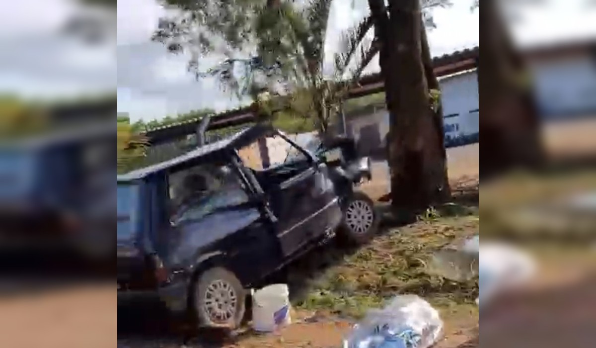 Mulher morre após carro bater em árvore em Itapetininga