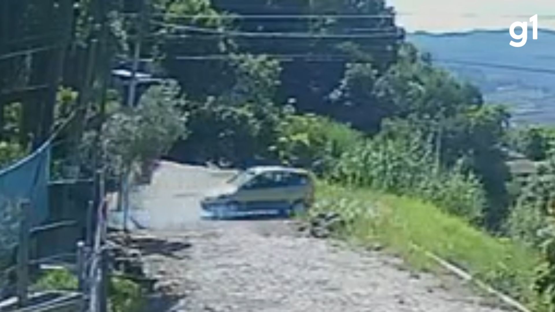 VÍDEO: Mulher morre após carro despencar de barranco no RS