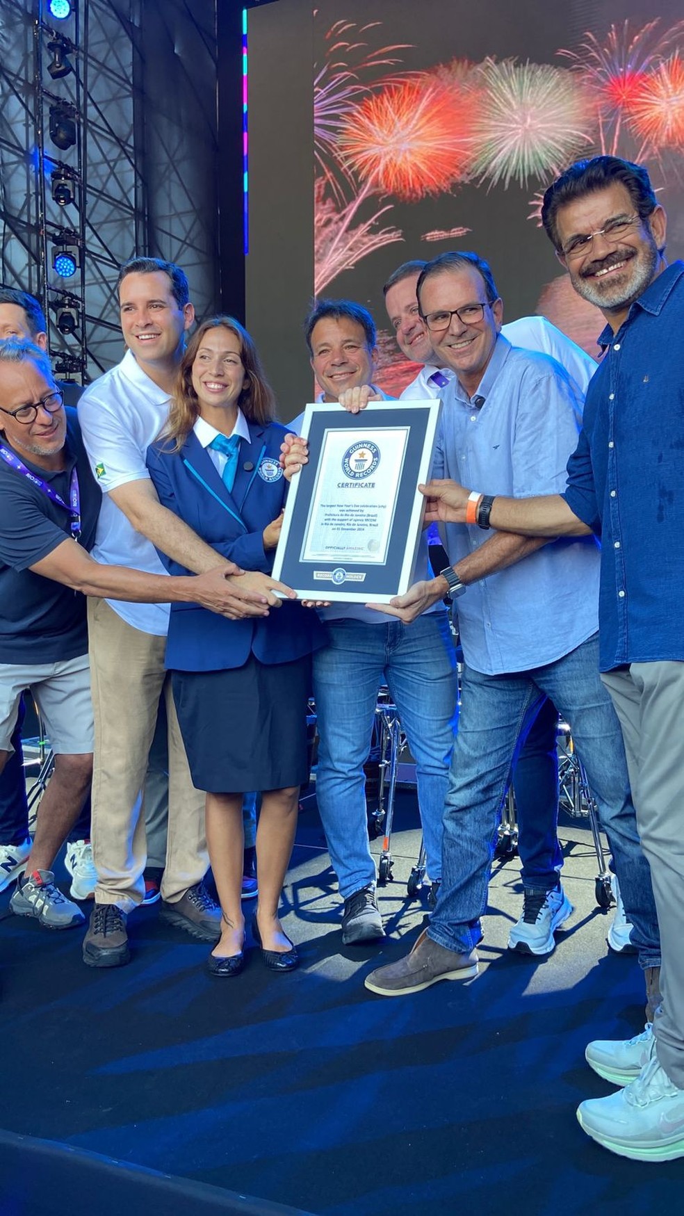 Paes recebe certificado do Guinness Book 2025 que reconhece o réveillon do Rio como o maior do mundo. — Foto: Thaís Espírito Santo/g1 Rio